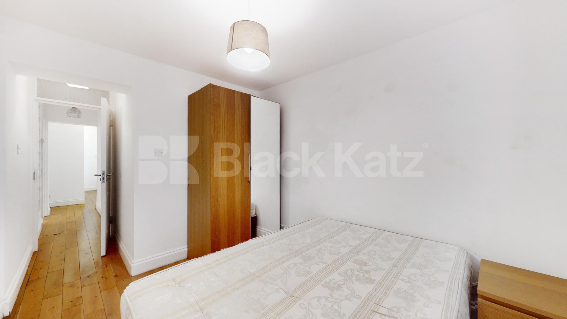 Stylish 3 Bedroom Flat on Quiet Residential Street Rochester Road, Camden